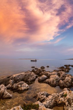 Yazın Adriyatik Denizi üzerinde dramatik fırtına bulutları ve yağmur