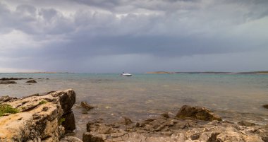 Yazın Adriyatik Denizi üzerinde dramatik fırtına bulutları ve yağmur