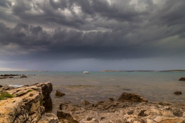 Yazın Adriyatik Denizi üzerinde dramatik fırtına bulutları ve yağmur