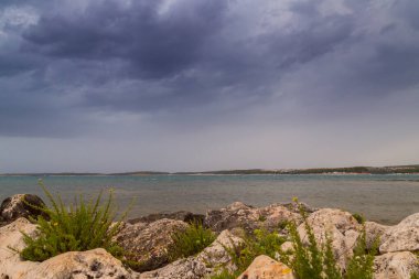 Yazın Adriyatik Denizi üzerinde dramatik fırtına bulutları ve yağmur