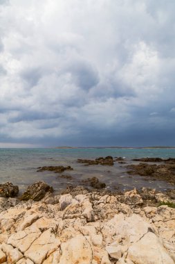 Yazın Adriyatik Denizi üzerinde dramatik fırtına bulutları ve yağmur