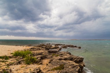 Yazın Adriyatik Denizi üzerinde dramatik fırtına bulutları ve yağmur