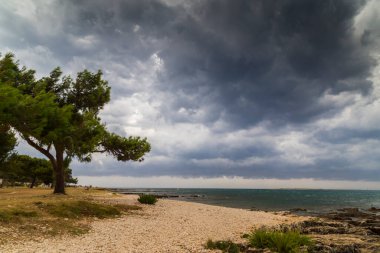 Yazın Adriyatik Denizi üzerinde dramatik fırtına bulutları ve yağmur