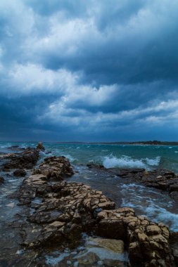 Yazın Adriyatik Denizi üzerinde dramatik fırtına bulutları ve yağmur