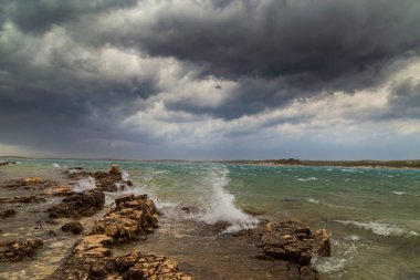 Yazın Adriyatik Denizi üzerinde dramatik fırtına bulutları ve yağmur