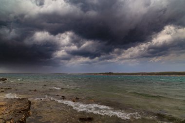 Yazın Adriyatik Denizi üzerinde dramatik fırtına bulutları ve yağmur