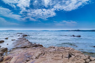 Yazın Adriyatik Denizi üzerinde dramatik fırtına bulutları ve yağmur