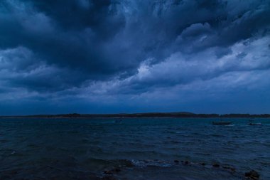 Yazın Adriyatik Denizi üzerinde dramatik fırtına bulutları ve yağmur