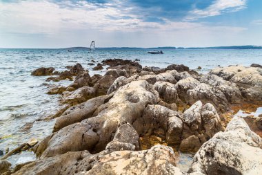 Yaz aylarında Adriyatik Denizi 'nde sıcak akşam ışığı altında kaya oluşumları