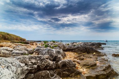 Yaz aylarında Adriyatik Denizi 'nde sıcak akşam ışığı altında kaya oluşumları