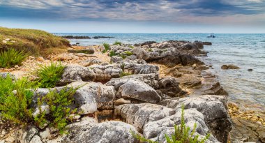 Yaz aylarında Adriyatik Denizi 'nde sıcak akşam ışığı altında kaya oluşumları