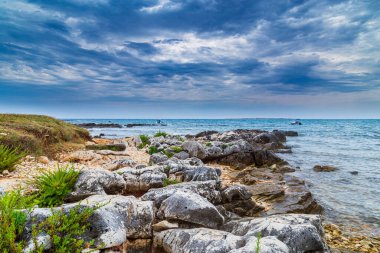 Yaz aylarında Adriyatik Denizi 'nde sıcak akşam ışığı altında kaya oluşumları