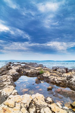 Yaz aylarında Adriyatik Denizi 'nde sıcak akşam ışığı altında kaya oluşumları