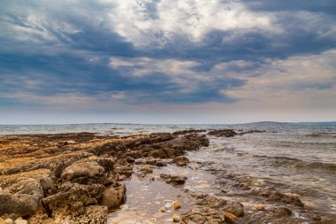 Yaz aylarında Adriyatik Denizi 'nde sıcak akşam ışığı altında kaya oluşumları
