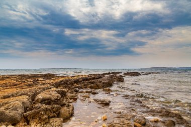 Yaz aylarında Adriyatik Denizi 'nde sıcak akşam ışığı altında kaya oluşumları