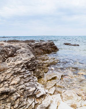 Yaz aylarında Adriyatik Denizi 'nde sıcak akşam ışığı altında kaya oluşumları