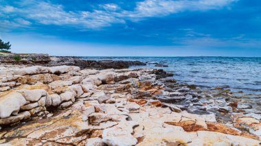 Yaz aylarında Adriyatik Denizi 'nde sıcak akşam ışığı altında kaya oluşumları