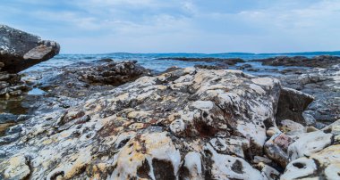 Yaz aylarında Adriyatik Denizi 'nde sıcak akşam ışığı altında kaya oluşumları