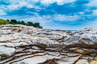 Yaz aylarında Adriyatik Denizi 'nde sıcak akşam ışığı altında kaya oluşumları