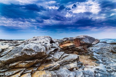 Yaz aylarında Adriyatik Denizi 'nde sıcak akşam ışığı altında kaya oluşumları