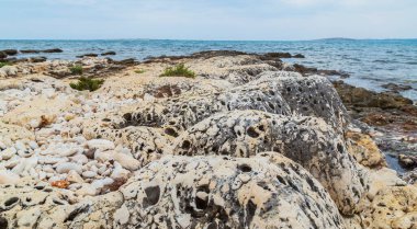 Yaz aylarında Adriyatik Denizi 'nde sıcak akşam ışığı altında kaya oluşumları