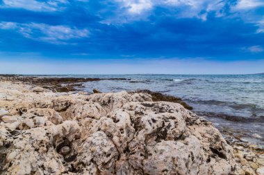 Yaz aylarında Adriyatik Denizi 'nde sıcak akşam ışığı altında kaya oluşumları