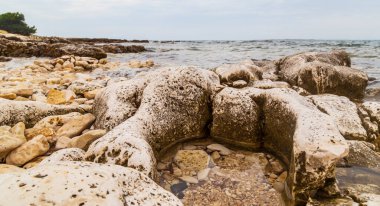 Yaz aylarında Adriyatik Denizi 'nde sıcak akşam ışığı altında kaya oluşumları