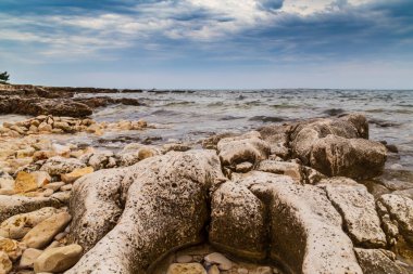 Yaz aylarında Adriyatik Denizi 'nde sıcak akşam ışığı altında kaya oluşumları