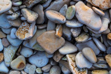 Yaz aylarında Adriyatik Denizi 'nde sıcak akşam ışığı altında kaya oluşumları