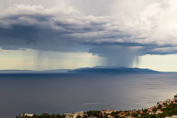 Nuvens Tempestade Dramáticas Chuva Sobre Mar Adriático Verão — Fotografia de Stock