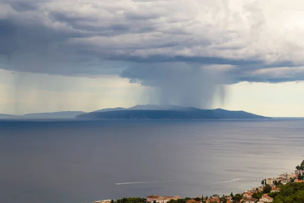 Nuvens Tempestade Dramáticas Chuva Sobre Mar Adriático Verão — Fotografia de Stock