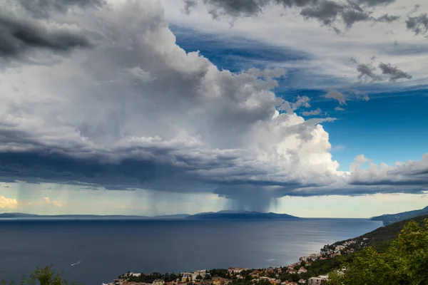 Nuvens Tempestade Dramáticas Chuva Sobre Mar Adriático Verão — Fotografia de Stock