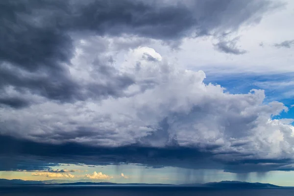 Dramatiska Stormmoln Och Regn Över Adriatiska Havet Sommaren — Stockfoto