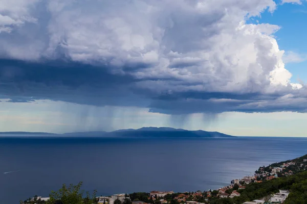 Nuvens Tempestade Dramáticas Chuva Sobre Mar Adriático Verão — Fotografia de Stock