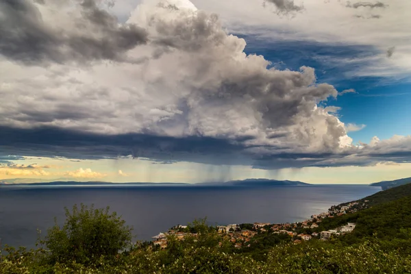 Nuvens Tempestade Dramáticas Chuva Sobre Mar Adriático Verão — Fotografia de Stock