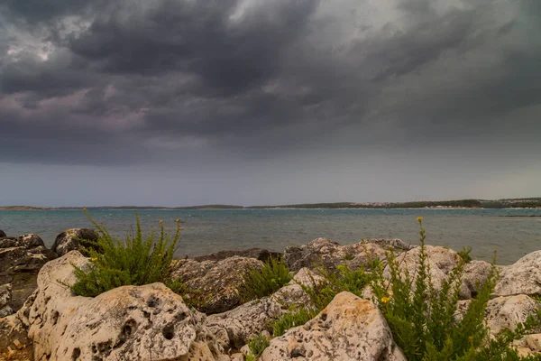 Dramáticas Nubes Tormenta Lluvia Sobre Mar Adriático Verano — Foto de Stock