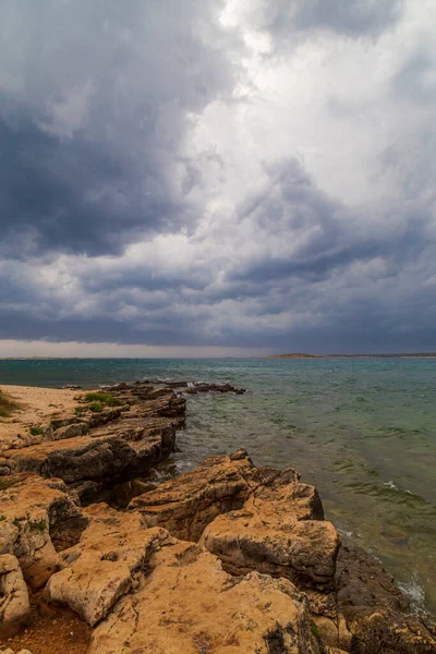 여름철에는 먹구름과 아드리 아해를 — 스톡 사진