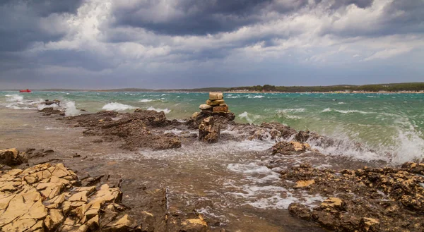 Yazın Adriyatik Denizi üzerinde dramatik fırtına bulutları ve yağmur