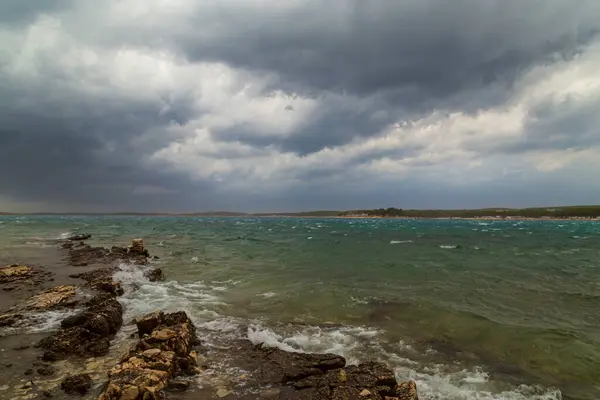 Yazın Adriyatik Denizi üzerinde dramatik fırtına bulutları ve yağmur