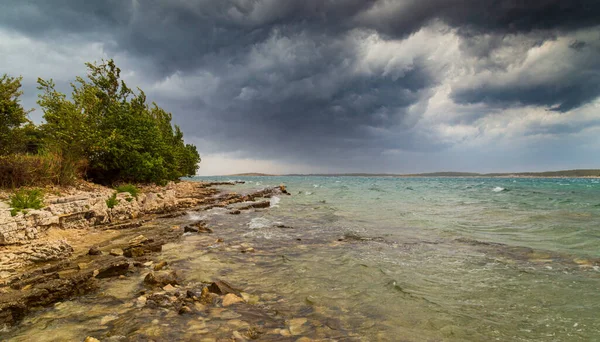 Dramáticas Nubes Tormenta Lluvia Sobre Mar Adriático Verano — Foto de Stock