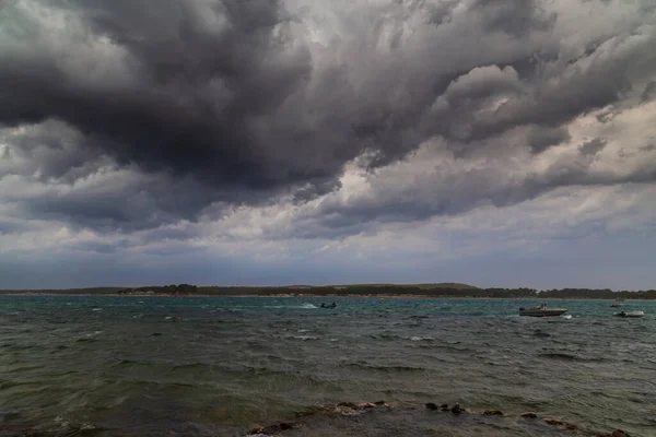 Dramáticas Nubes Tormenta Lluvia Sobre Mar Adriático Verano — Foto de Stock