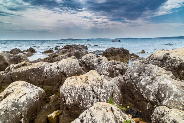 Βραχώδεις Σχηματισμοί Στην Αδριατική Θάλασσα Καλοκαίρι Υπό Ζεστό Φως Βράδυ — Φωτογραφία Αρχείου