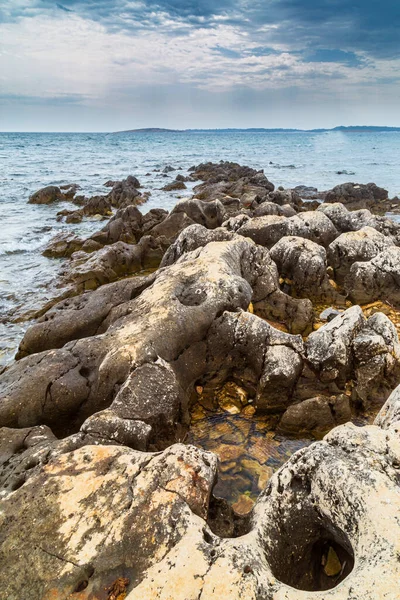 Formațiuni Stâncoase Marea Adriatică Timpul Verii Sub Lumină Caldă Seara — Fotografie, imagine de stoc