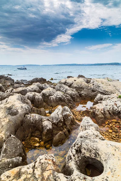 여름에는 아드리 아해의 바위들이 햇살을 받으며 — 스톡 사진