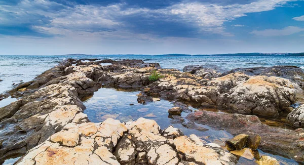 Yaz aylarında Adriyatik Denizi 'nde sıcak akşam ışığı altında kaya oluşumları