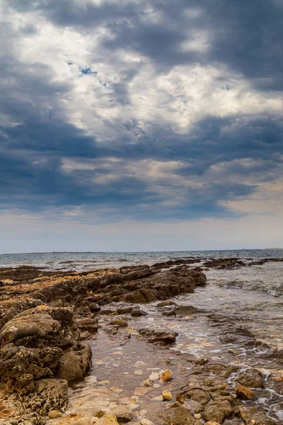 Formațiuni Stâncoase Marea Adriatică Timpul Verii Sub Lumină Caldă Seara — Fotografie, imagine de stoc