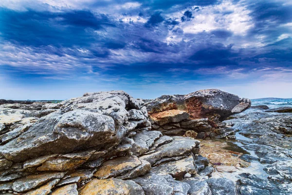 여름에는 아드리 아해의 바위들이 햇살을 받으며 — 스톡 사진