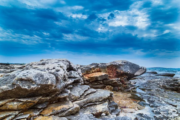 Formațiuni Stâncoase Marea Adriatică Timpul Verii Sub Lumină Caldă Seara — Fotografie, imagine de stoc