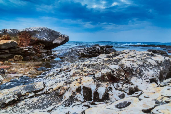 Klippformationer Vid Adriatiska Havet Sommaren Varmt Kvällsljus — Stockfoto