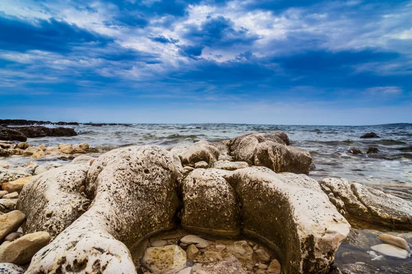 Klippformationer Vid Adriatiska Havet Sommaren Varmt Kvällsljus — Stockfoto